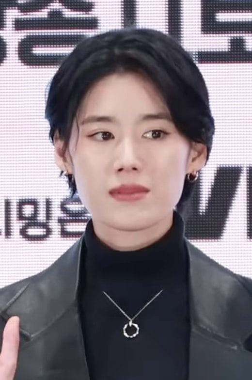 Jung Eun-chae at a press conference