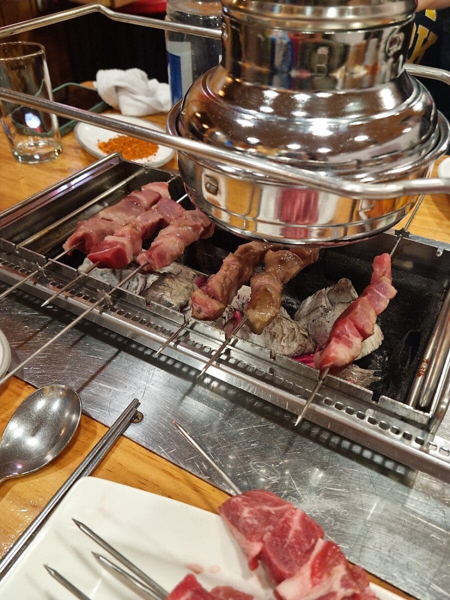 예전에 양꼬치 안했을 때부터 다녔어서, 항상 요리만 먹었는데. 어느 날 부턴가 양꼬치를 하기 시작하고, 장사