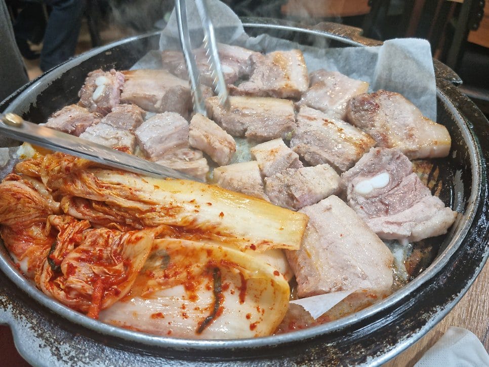 뭐 여러가지 메뉴가 있었던 듯 한데, 우리는 김치삼겹살을 주문하여 먹었뜸. 돼지갈비도 있는 것 같고, 식사