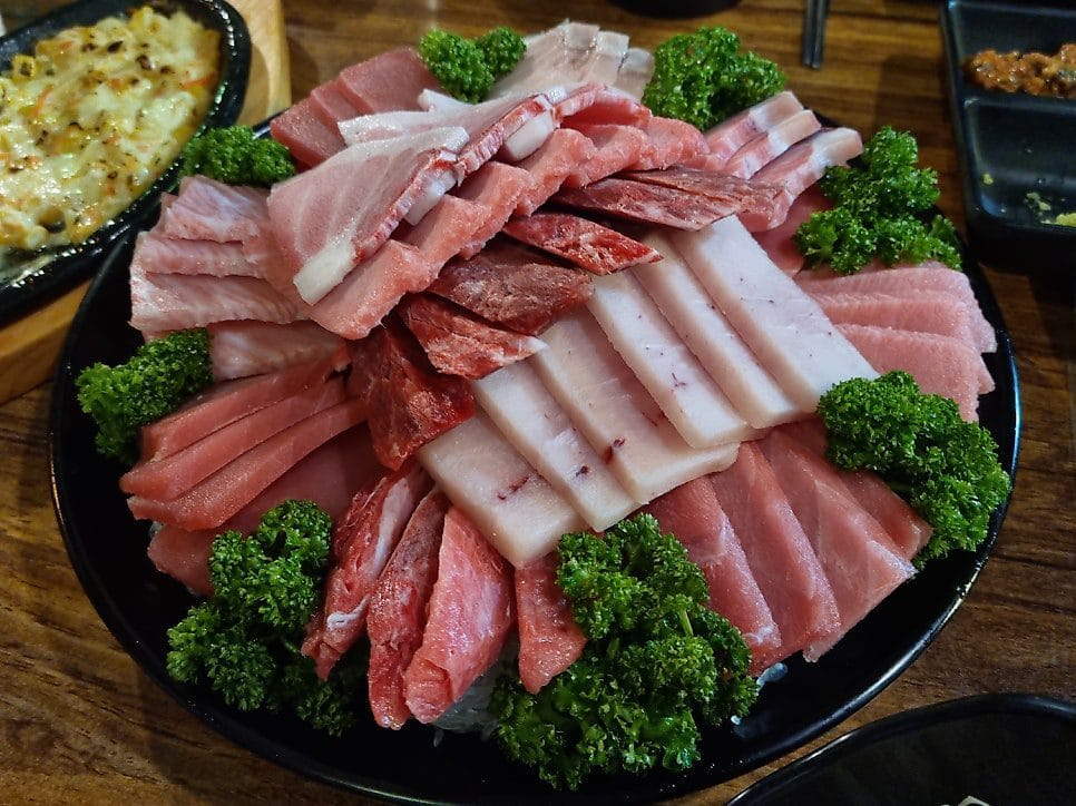 참치회가 나오기 전에 이런 스키다시가 아주 자알~~나온다. 이걸로 우선 술 마시고 있으면 바로 메인메뉴 등장