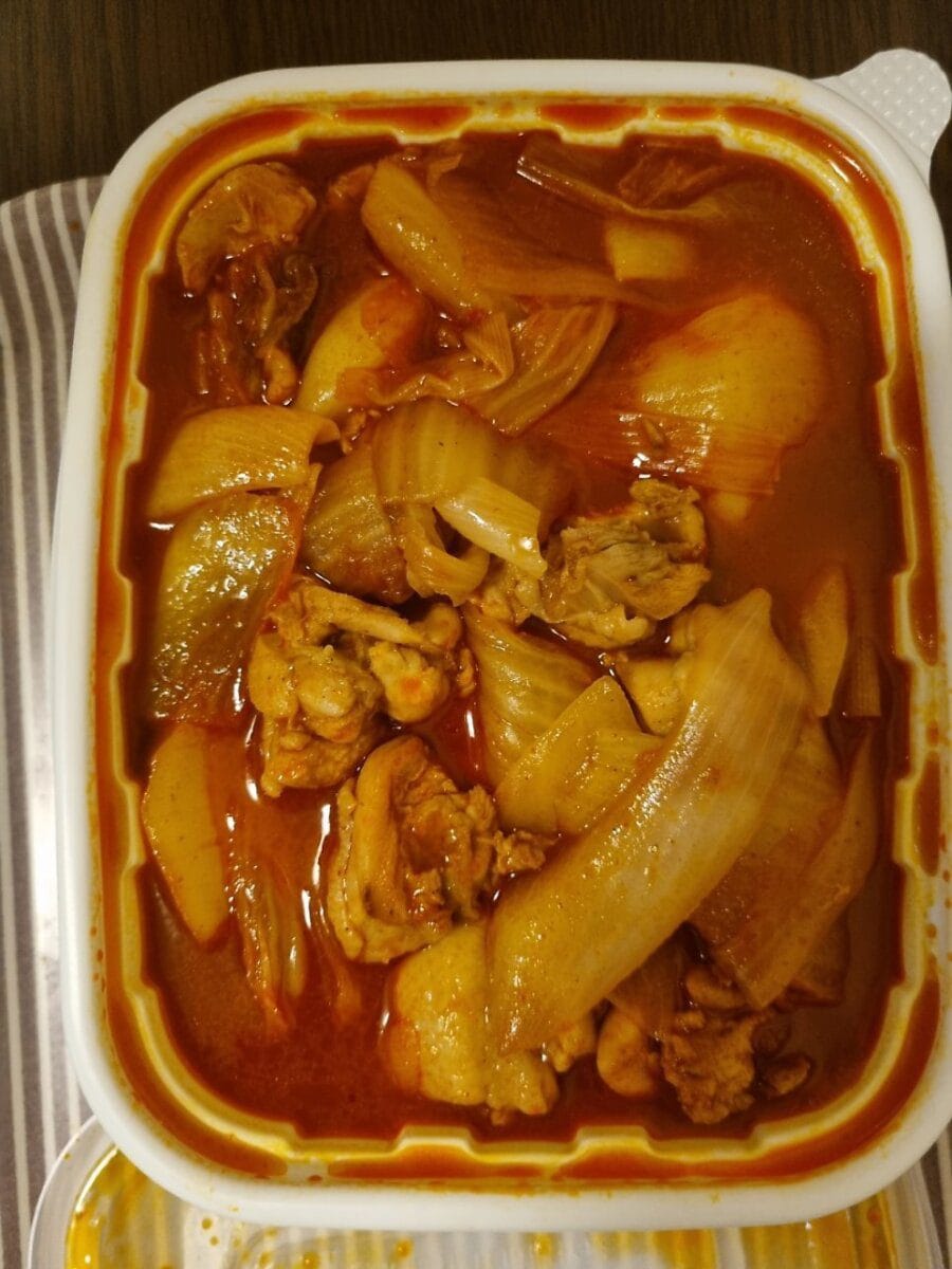 감기 투혼이 거의 일주일 넘도록 낫지 않아서, 동생이 사준 묵은지닭도리탕. 양이 많아서 먹고먹고 또먹어서 한