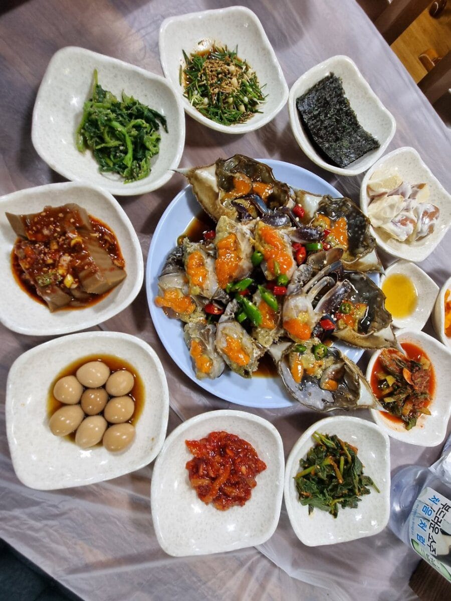 게국지까지 포함되어 나오는 간장게장 정식을 시켰다. 1인당 3.0만원. 게장 좋아하는 사람이면 매우 만족할