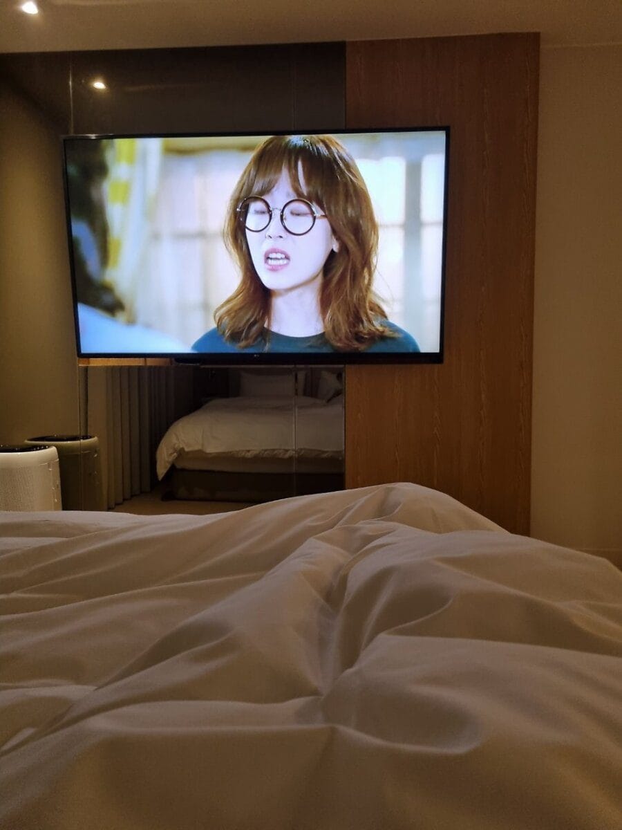 안보는 옛날 사람이라, 결국 취침 전 간단히 지난 드라마 "또 오해영"을 시청하다 잠에 듬...