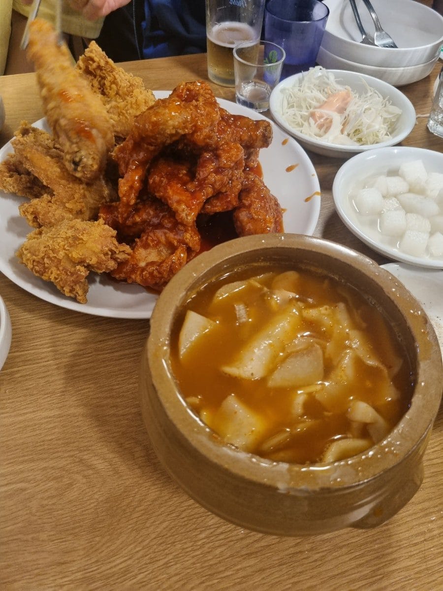 7시가 좀 넘은 시각인데도 사람이 많아 줄을 서고 있었음