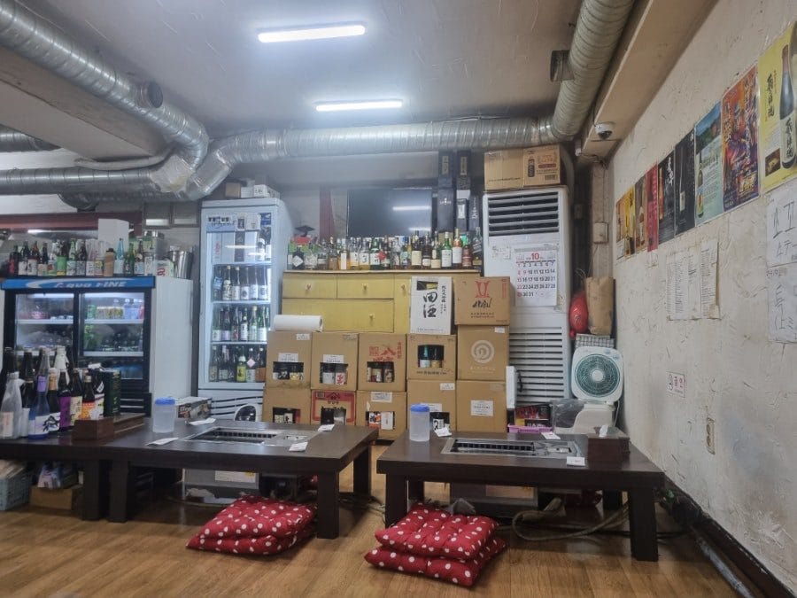 노포맛집 포스가 느껴지는 분위기였다. 5시 입장했는데 내가 첫 손님 이었고 예약제라 조금씩 사람들이 밀려들어