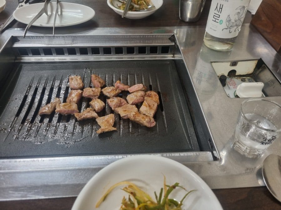 갈매기 구이와 양념 두 종류로 시켰다.