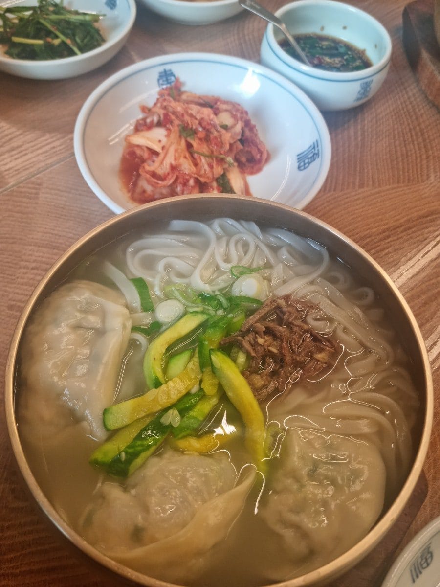 제주에 사는 오랜 친구를 만나러 방문한 곳. 서울에 오면 얘 덕분에 안가본 동네에, 안가본 맛집을 찾아보게 
