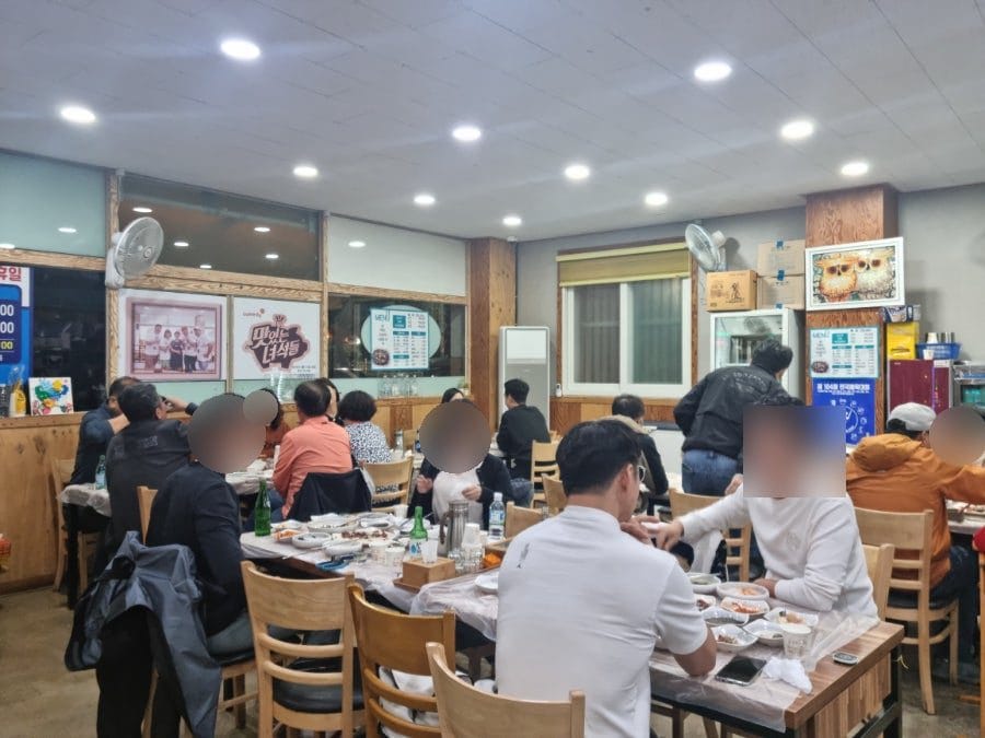 이른 저녁시간부터 사람이 많아서 북적북적. 금요일 저녁이라 그런지 대기줄도 꽤나 있었지만, 금방 들어가서 앉