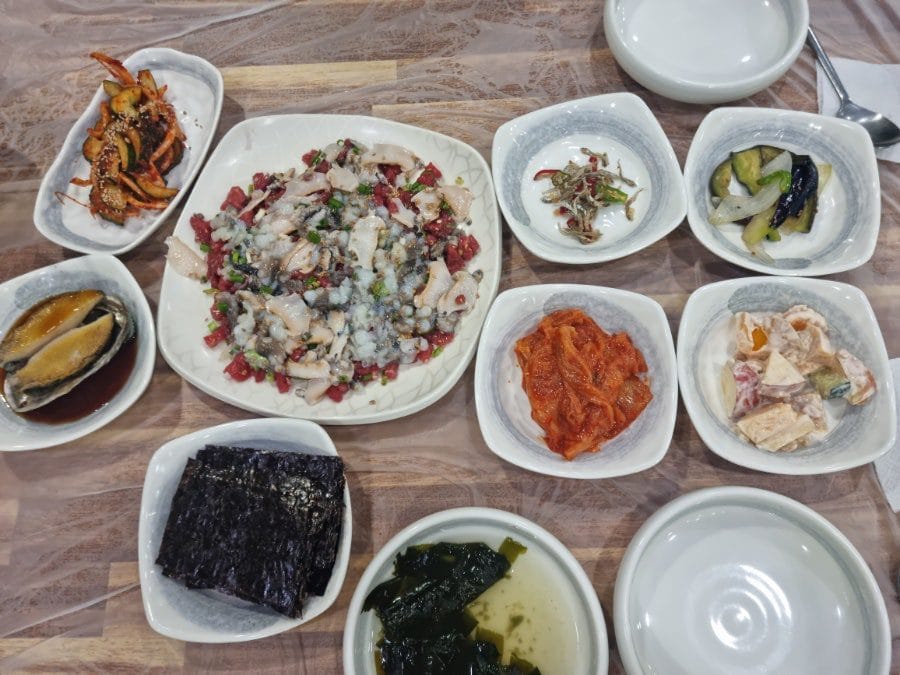 2명이서 가서 쇠고기 전복 낙지 탕탕이 2인분을 시킴.