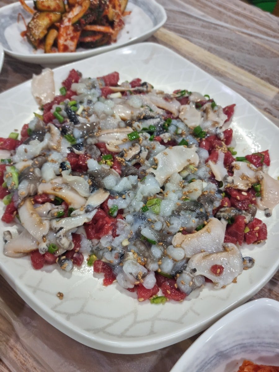 2명이서 가서 쇠고기 전복 낙지 탕탕이 2인분을 시킴.