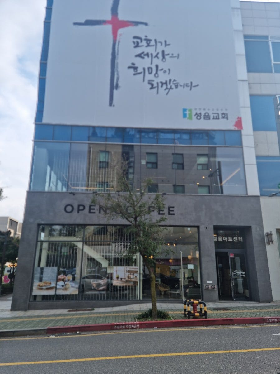 읽다가 나왔다. 조명이 어두워서 책 읽으려면 북라이트 가져가는게 나을 거 같음.