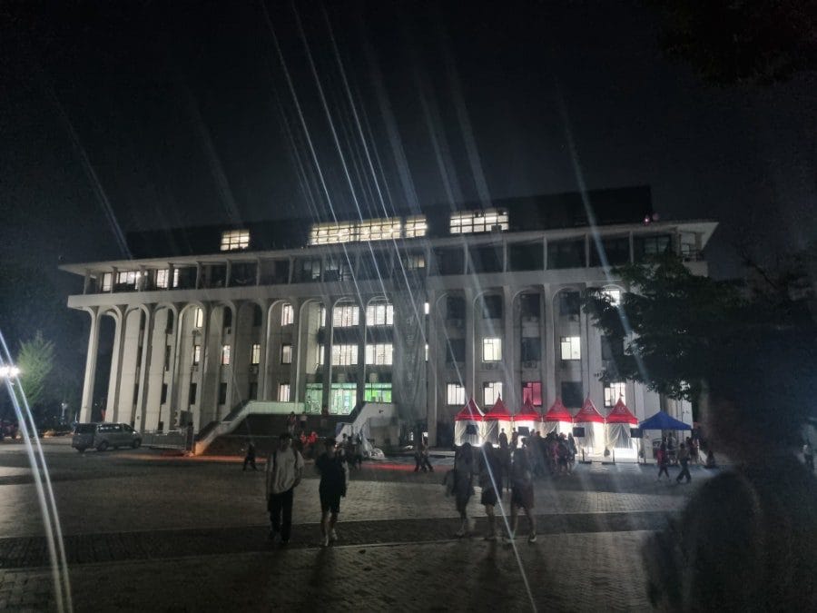 젊음의 열기가 느껴졌던 날. 마지막 날이었던 것 같은데, 아마 학생들이 연대 캠퍼스 쪽으로 간 모양이다.