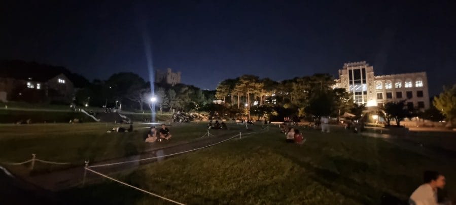 젊음의 열기가 느껴졌던 날. 마지막 날이었던 것 같은데, 아마 학생들이 연대 캠퍼스 쪽으로 간 모양이다.