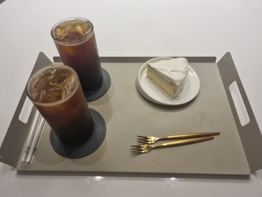 지하공간이지만 통창으로 뚫려 있어서, 전혀 답답하지도 않고 날씨도 선선하고 좋아서 커피한잔 하면서 이야기 하