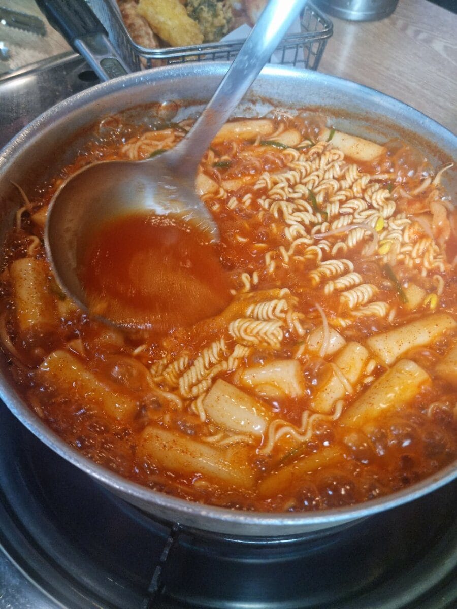 맛있게 먹으면 0칼로리라는 말을 믿으며 들이켜보았다.