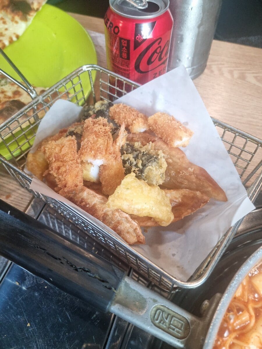 맛있게 먹으면 0칼로리라는 말을 믿으며 들이켜보았다.
