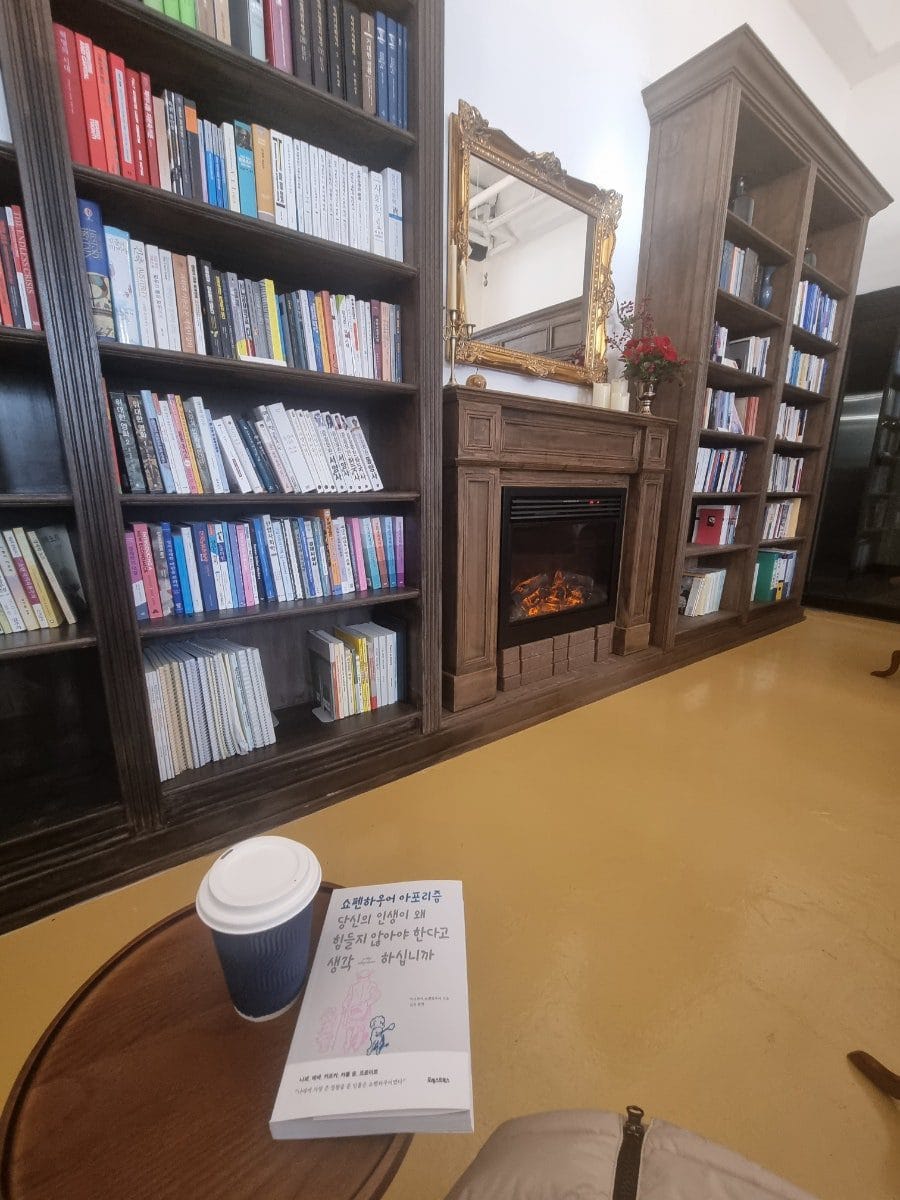 고풍스러운 가구가 있고, 책이 판매용과 비치용을 되어 있다. 종류는 인문학 소설 위주고, 독립서적도 있다. 