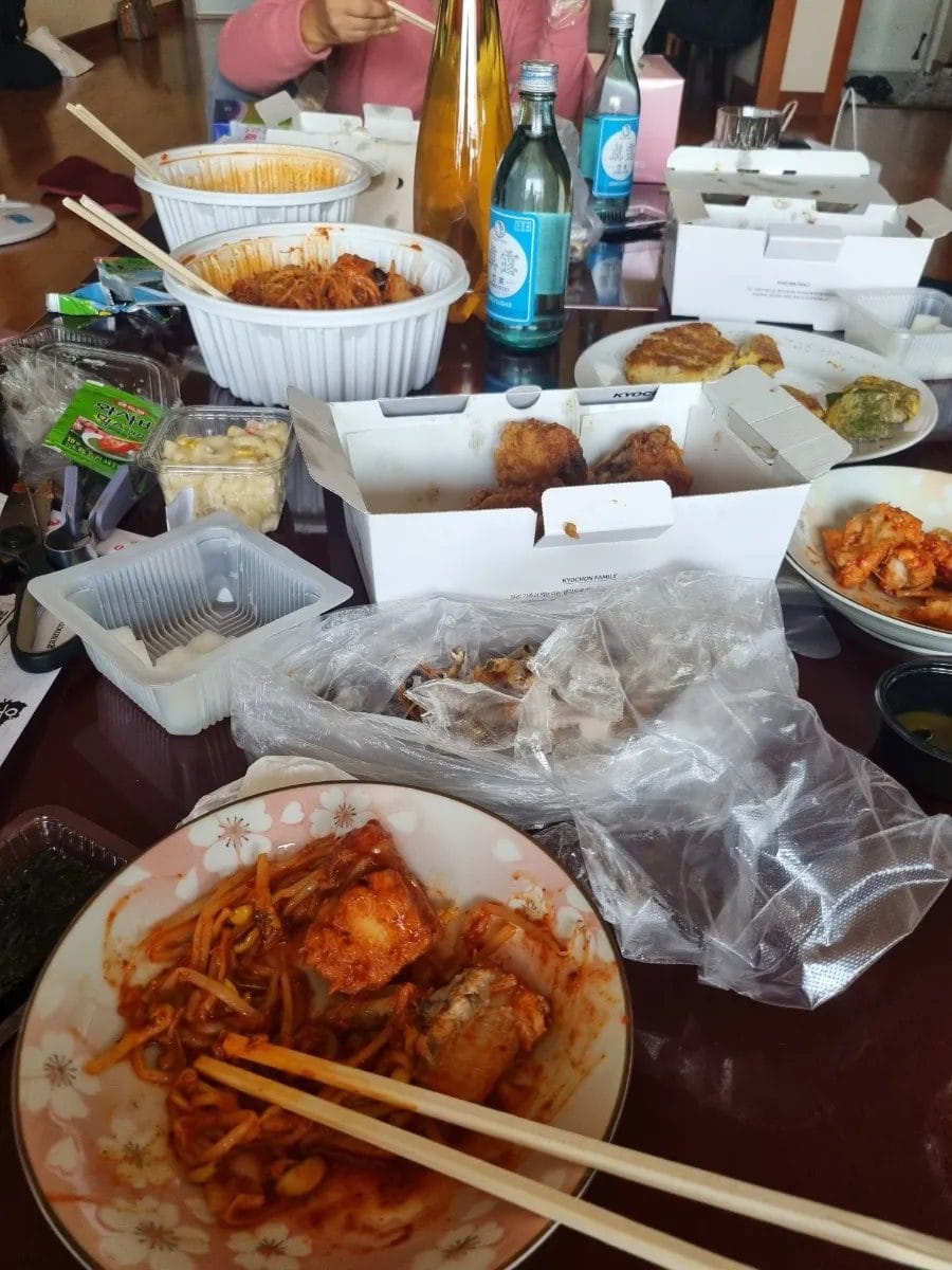 소맥은 너무 무서워. 배불러서 집에 오자마자 쓰러지고 말았다. 처음엔 강냉이 전으로 시작하다, 갈수록 안주가