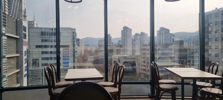 함께 포장해온 맘모스빵도 여태 먹어본 것들 중에 정말 고급져서 다음에 한번 더 사다 먹어볼 예정이다. 과일이