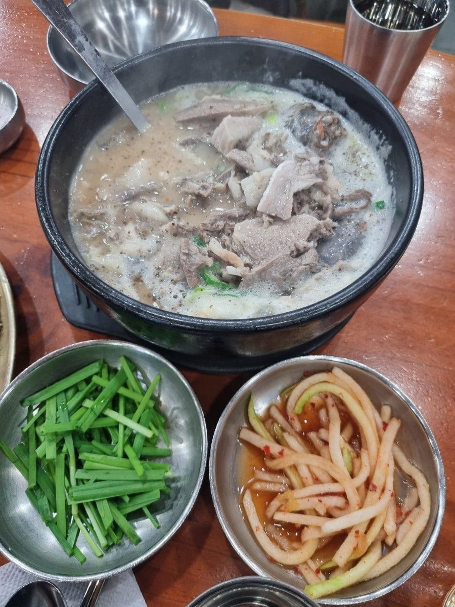 밝은 조명임에도 불구하고 소주를 계속 먹게 되는 묘한 식당이다.