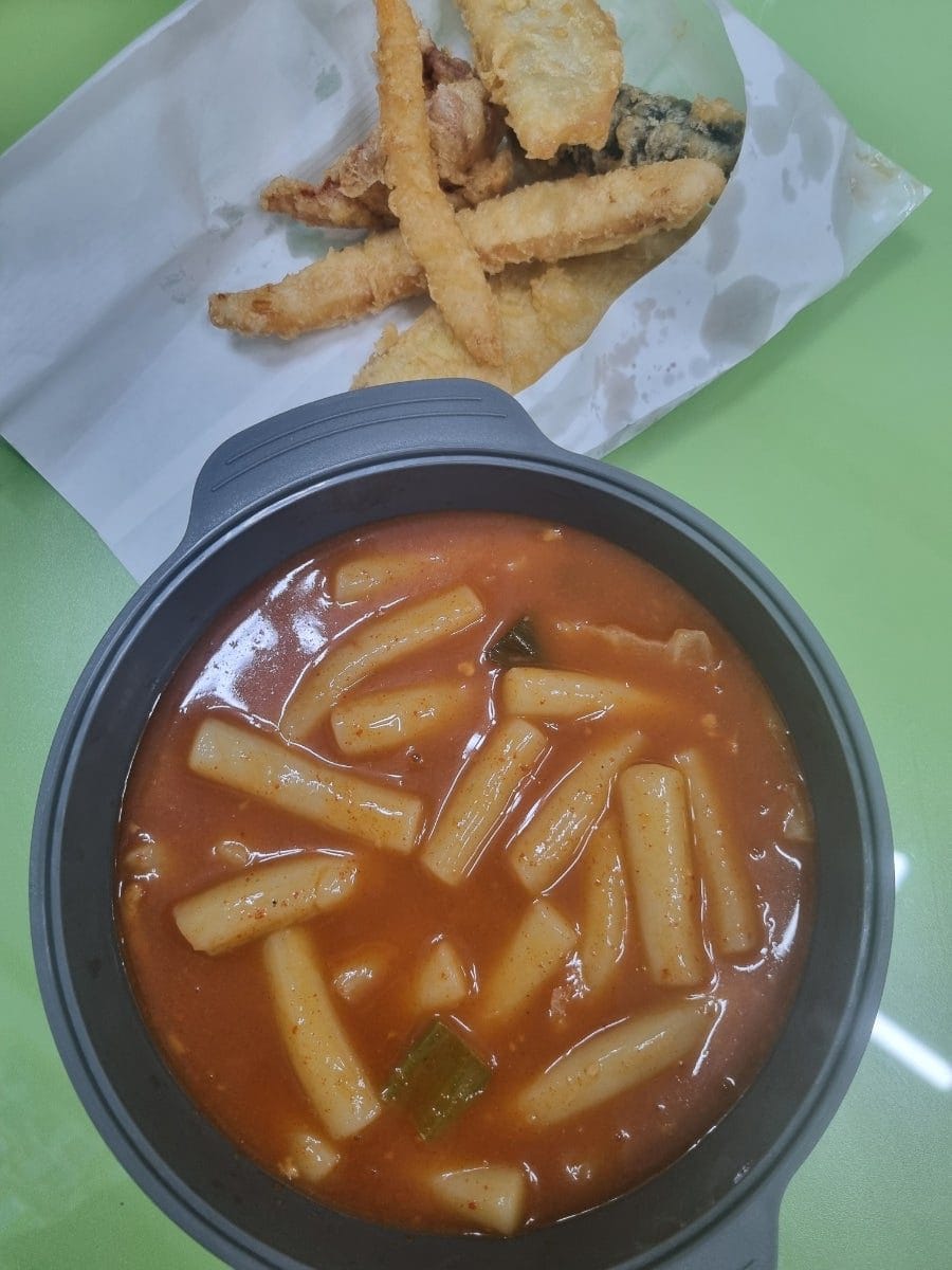 물가 만만치 않은 대치동에서 적절한 식사대용 분식이지만 대기줄이 너무 길고 홀에서 먹는건 살짝 기빨리니 참고