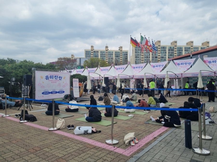 한켠에는 출가상담도 하시더라구요. 스님들이 직접 부스에 앉아계셨는데, 속세에 찌들대로 찌든 저는 출가하고싶다