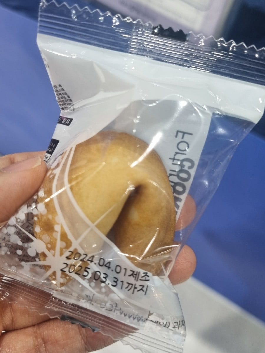 조금은 엄근진한 이미지인 불교를 새롭고 힙한 시선으로 해석한 작품들이 눈에 띠었어요.