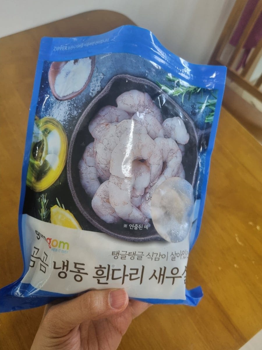 종종 요리할 때, 미리 쟁여둘걸 싶었던 건 냉동새우다. 가격이 비싸지 않지만 요긴하게 요모조모 잘 써먹는 식