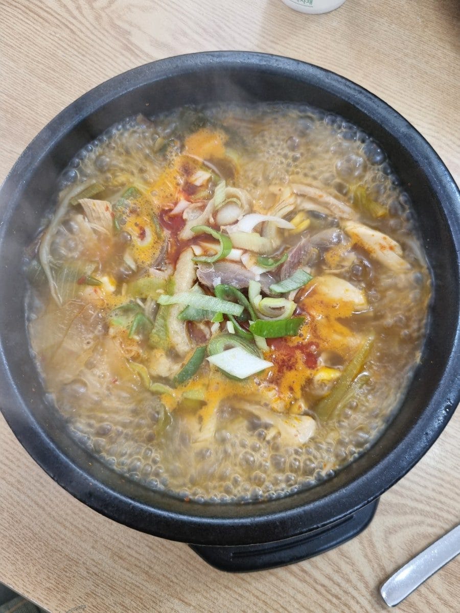 우선 고추조림 마늘짱아치부터 깔끔한반찬에 김치랑 깎두기는 원하는만큼 담아 먹을 수 있게 통으로 주십니당