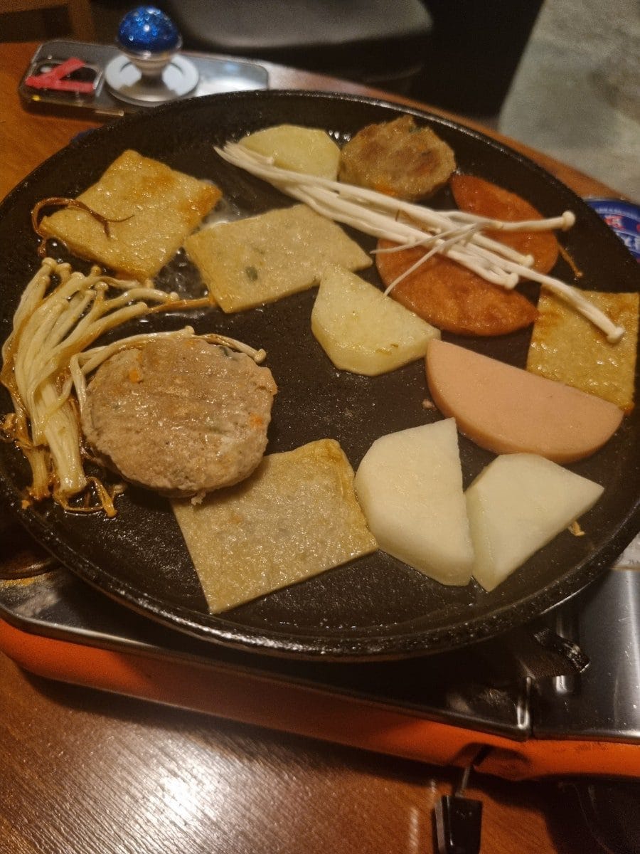 바게트빵에다가 올려먹도록 감바스가 나옴