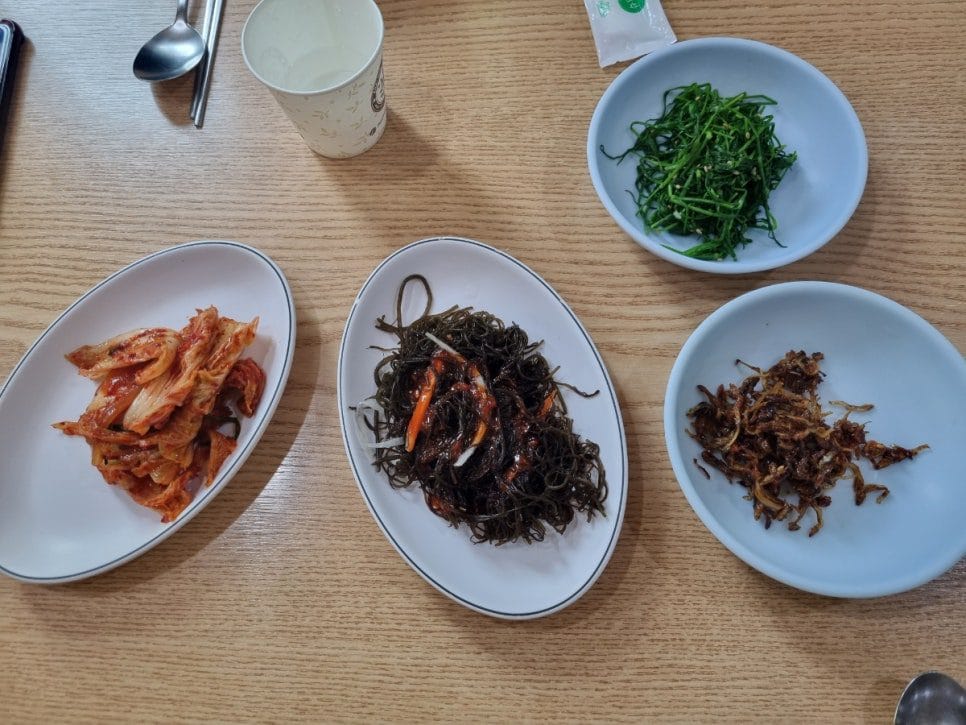 굴도 넉넉히 들어있었고, 엄청 건강한 맛입니다... 그릇째 기울여서 한 그릇 다 비움