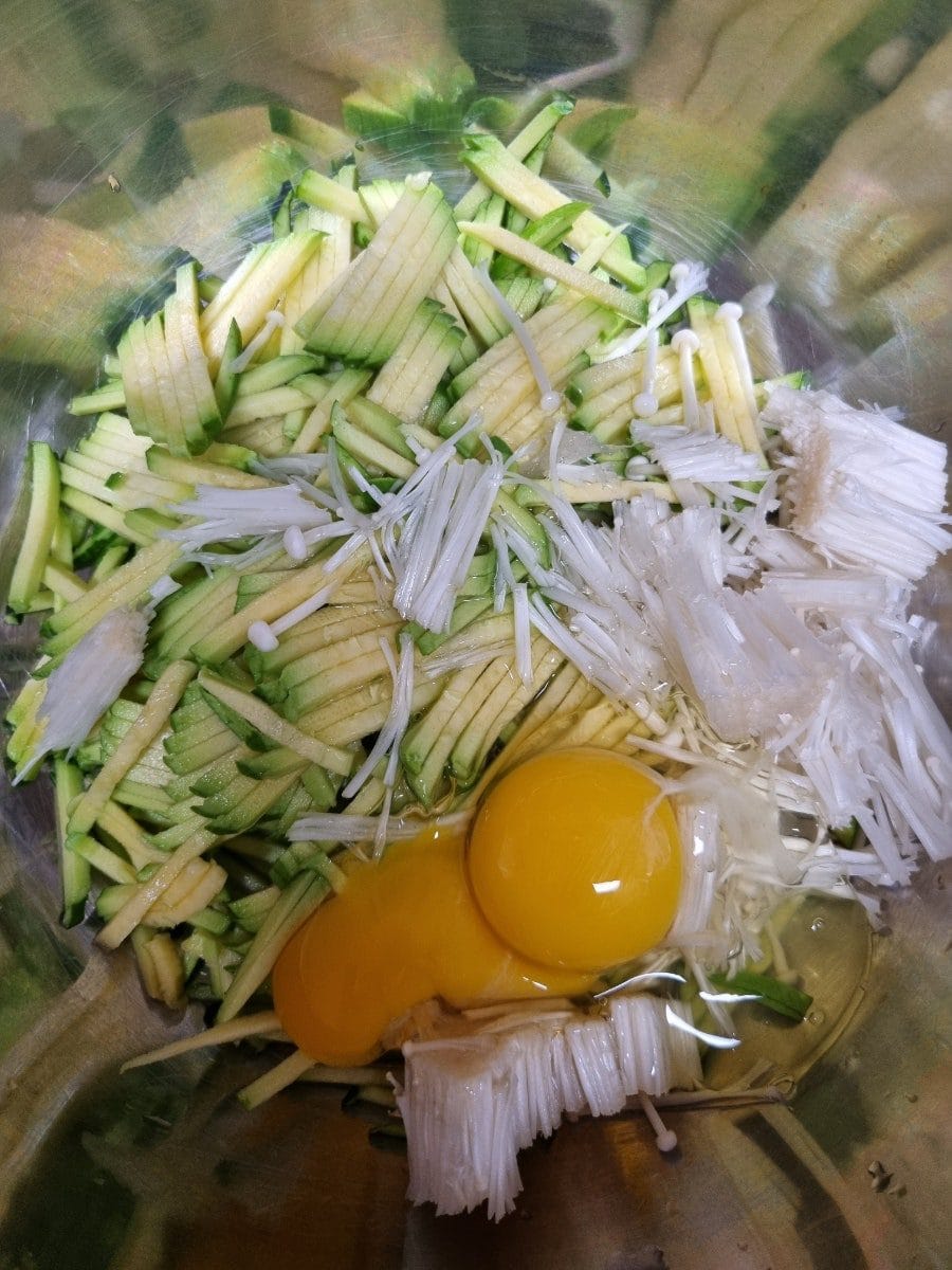 하려고 한다. 왜 사뒀는지 모르겠지만 커다란 무 한덩이가 있기에, 그냥 무생채 만들어서 밥 비벼먹을 용도로 