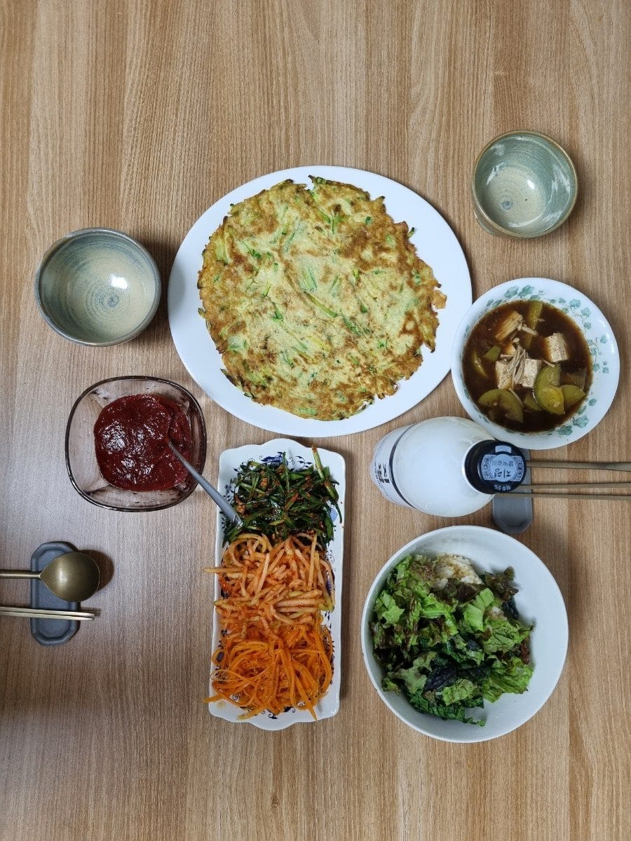 하려고 한다. 왜 사뒀는지 모르겠지만 커다란 무 한덩이가 있기에, 그냥 무생채 만들어서 밥 비벼먹을 용도로 