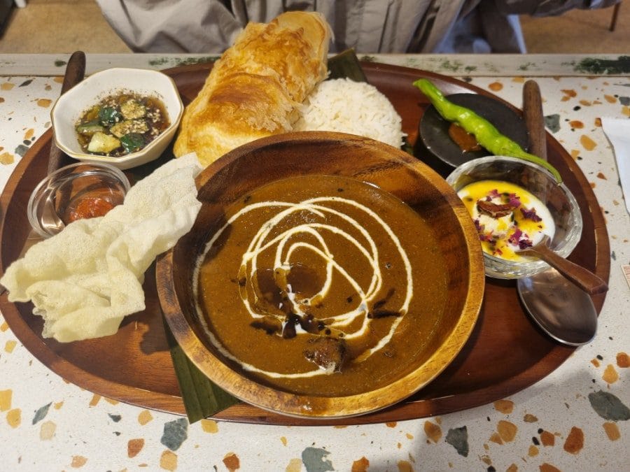 시금치와 인도식 커티지 치즈가 들어가 있다고 했는데, 진짜 좀 안먹어 본 맛이었다.