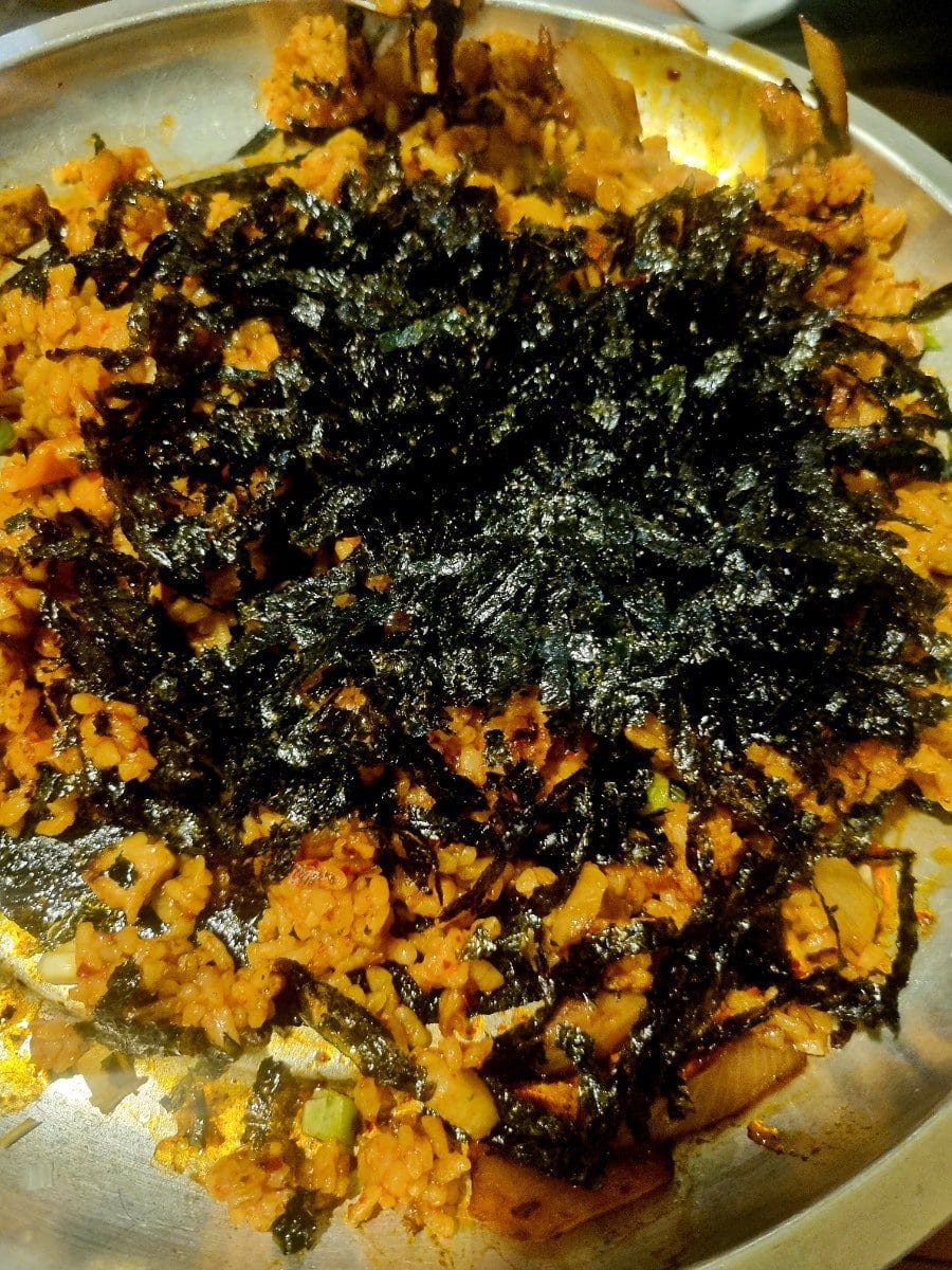 먹고나니까 또 탄수화물 주입이 필요해서 볶음밥까지 시켜보았다.