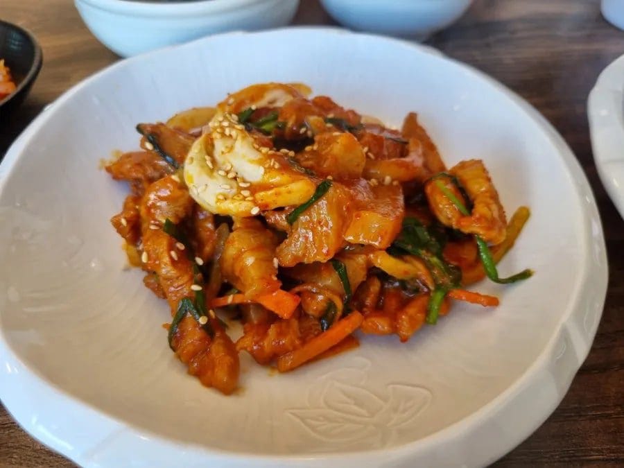 다들 식당밥에 찌들어서 최대한 집밥같은 곳을찾아갔다. 남자(?)들의 소울푸드인 제육과 김치찜을 주문하여 허기