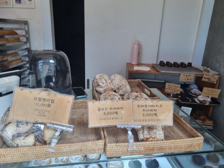 전날 양조장에 카드를 두고온 통에 다시 길상면 방문. 아침부터 줄서는 빵집 오픈런