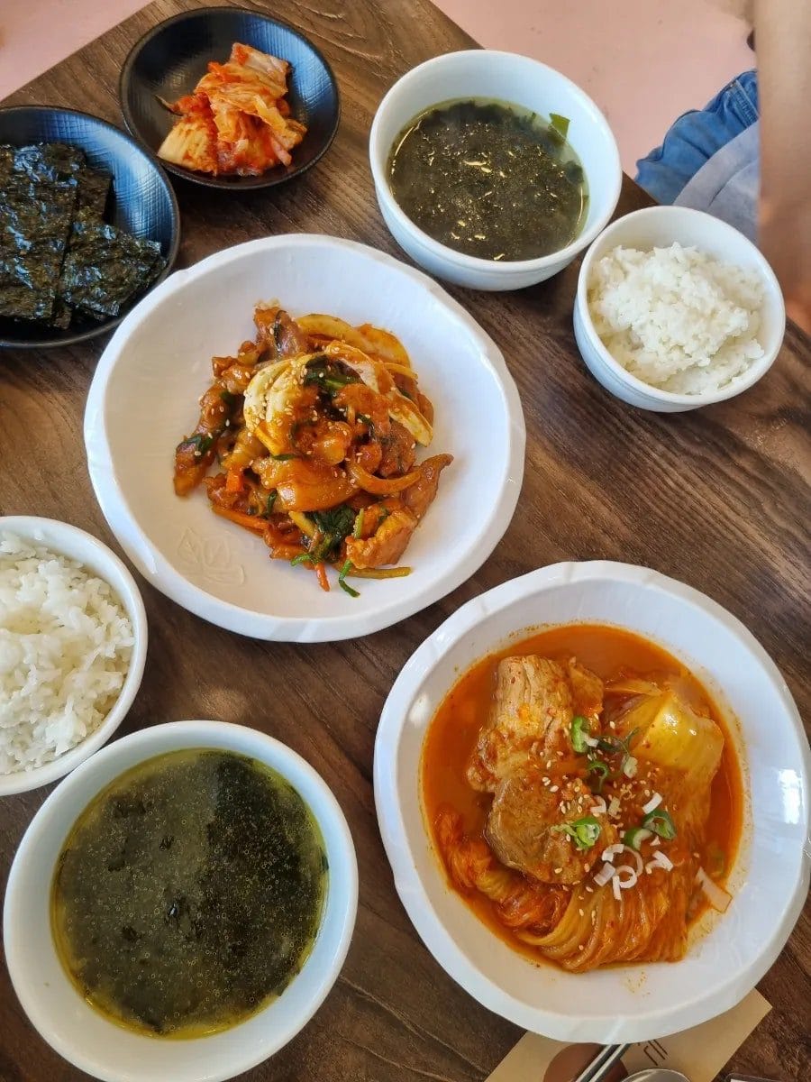다들 식당밥에 찌들어서 최대한 집밥같은 곳을찾아갔다. 남자(?)들의 소울푸드인 제육과 김치찜을 주문하여 허기