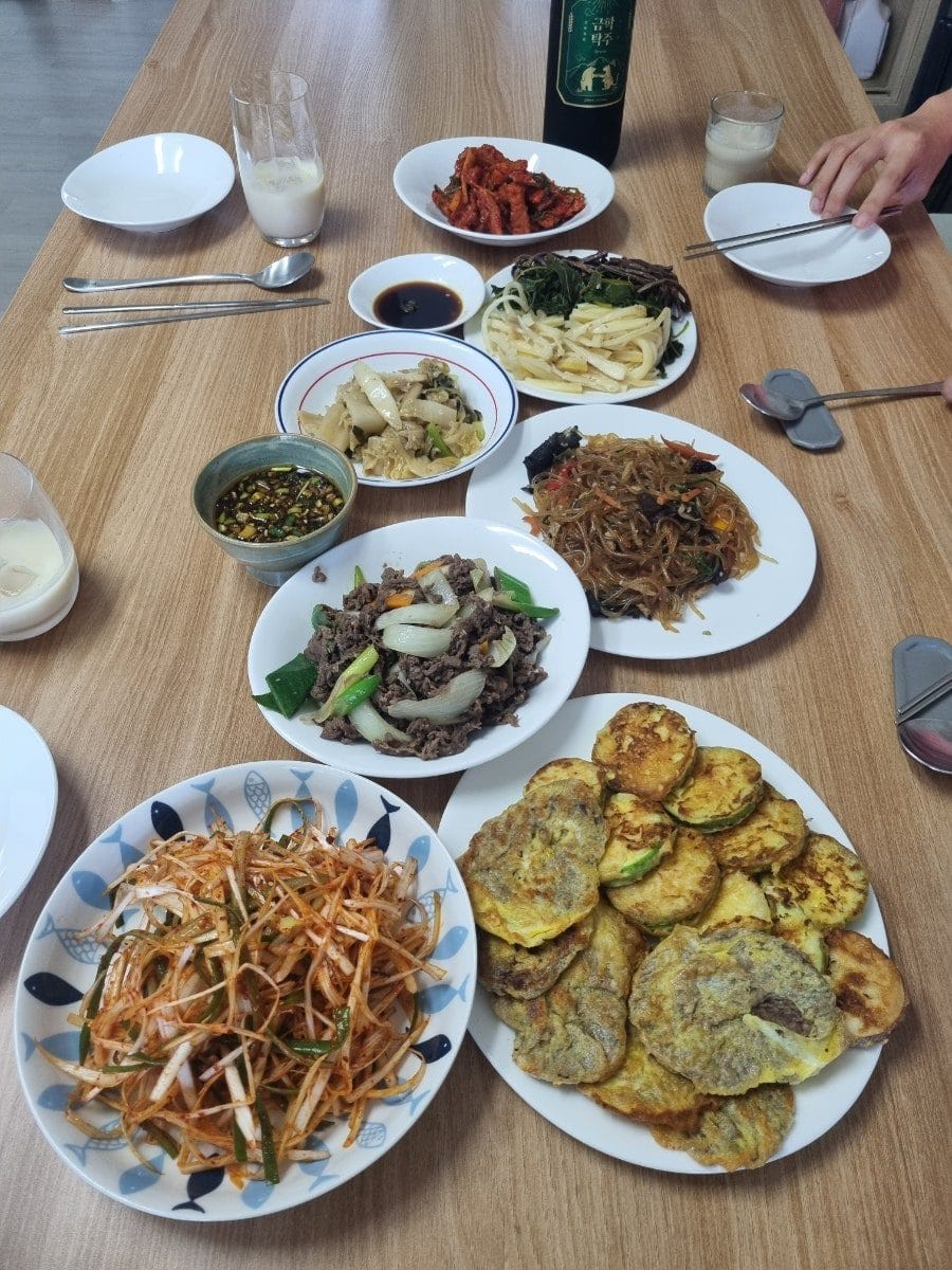 7500원 짜리는 마셔볼만 했고 두 병중 한병은 당일에 전을 포장해와서 숙소에서 마심. 전 퀄리티는 별론데