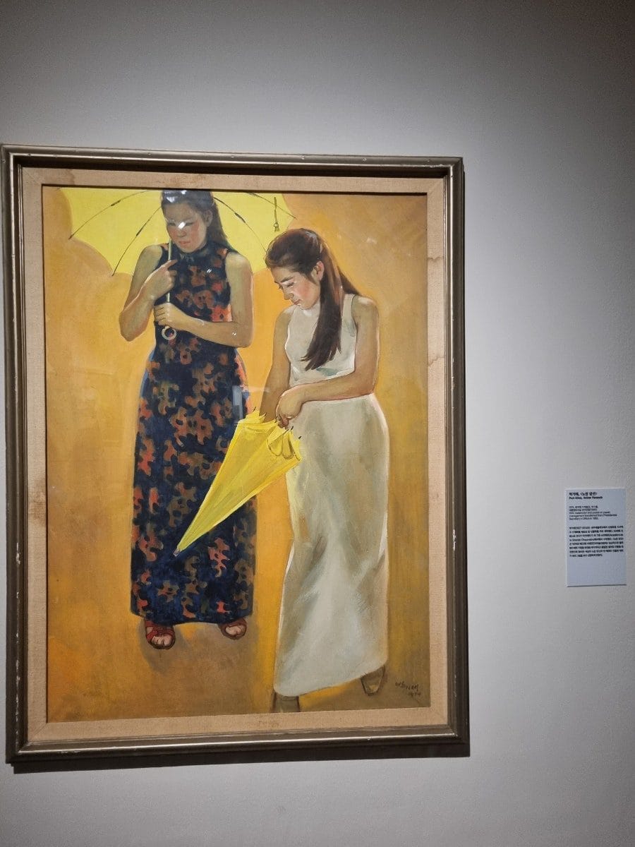 물동이든 여인의 조각상은 왠지 너무 힘들어 보여, 한 컷. 그리고 전화진 작가님의 작품 <사색>