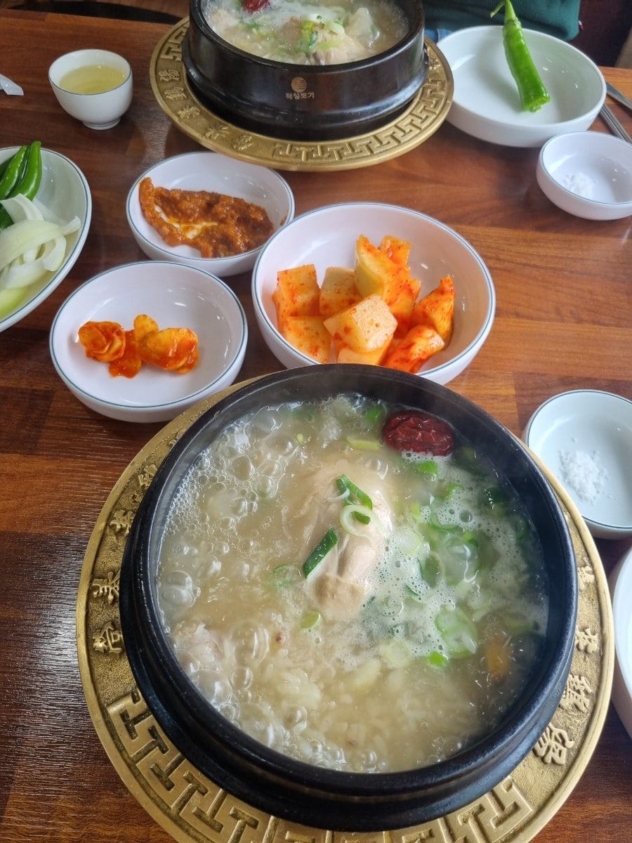 원래는 누룽지 올라가 있는 삼계탕을 먹으려고 하다가 급 선회했다.