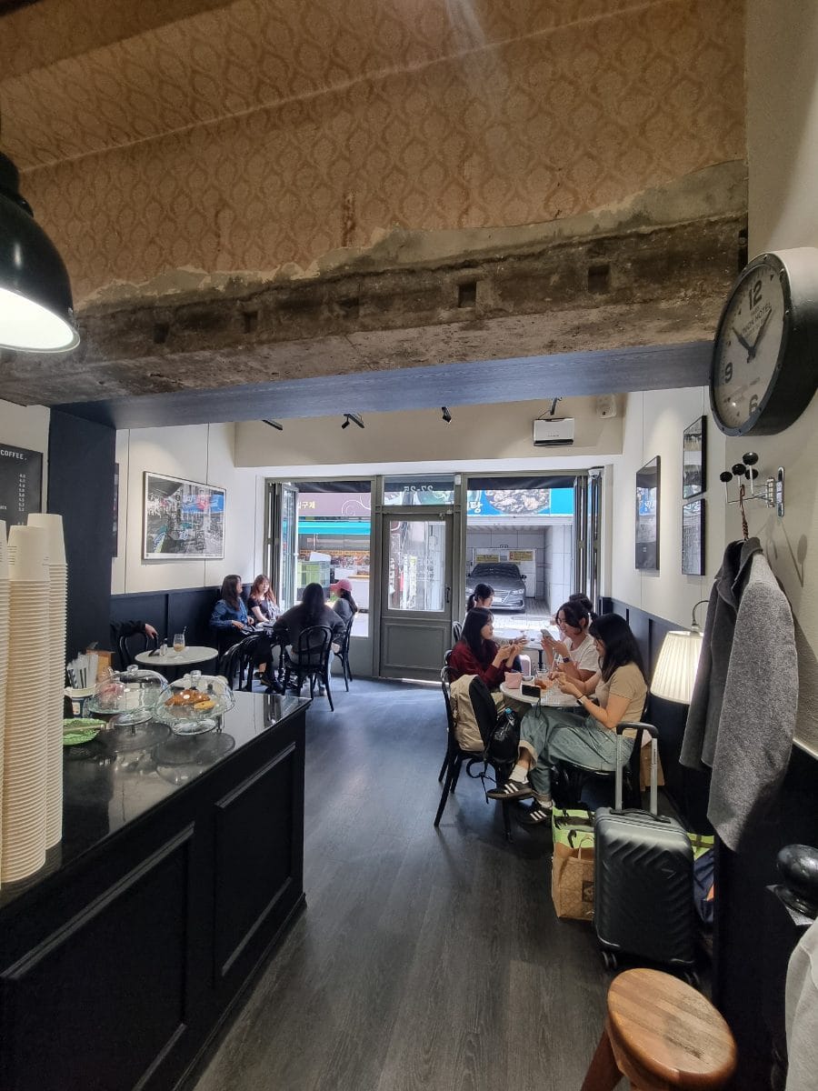 사람들도 적당히 들어찬 모습