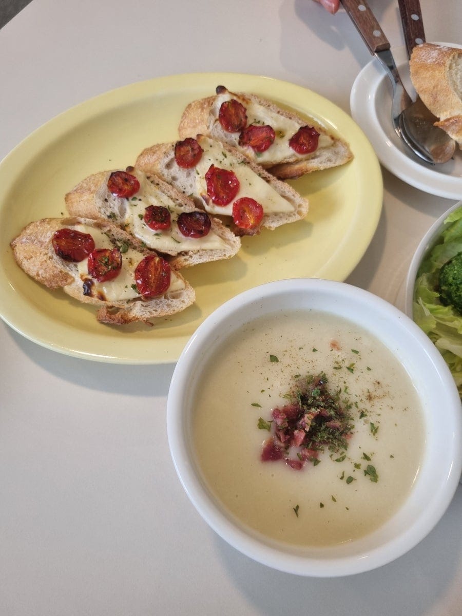 감자스프는 익숙한 맛이지만, 원래 제일 무서운게 아는 맛이라 했으니...ㅎㅎ
