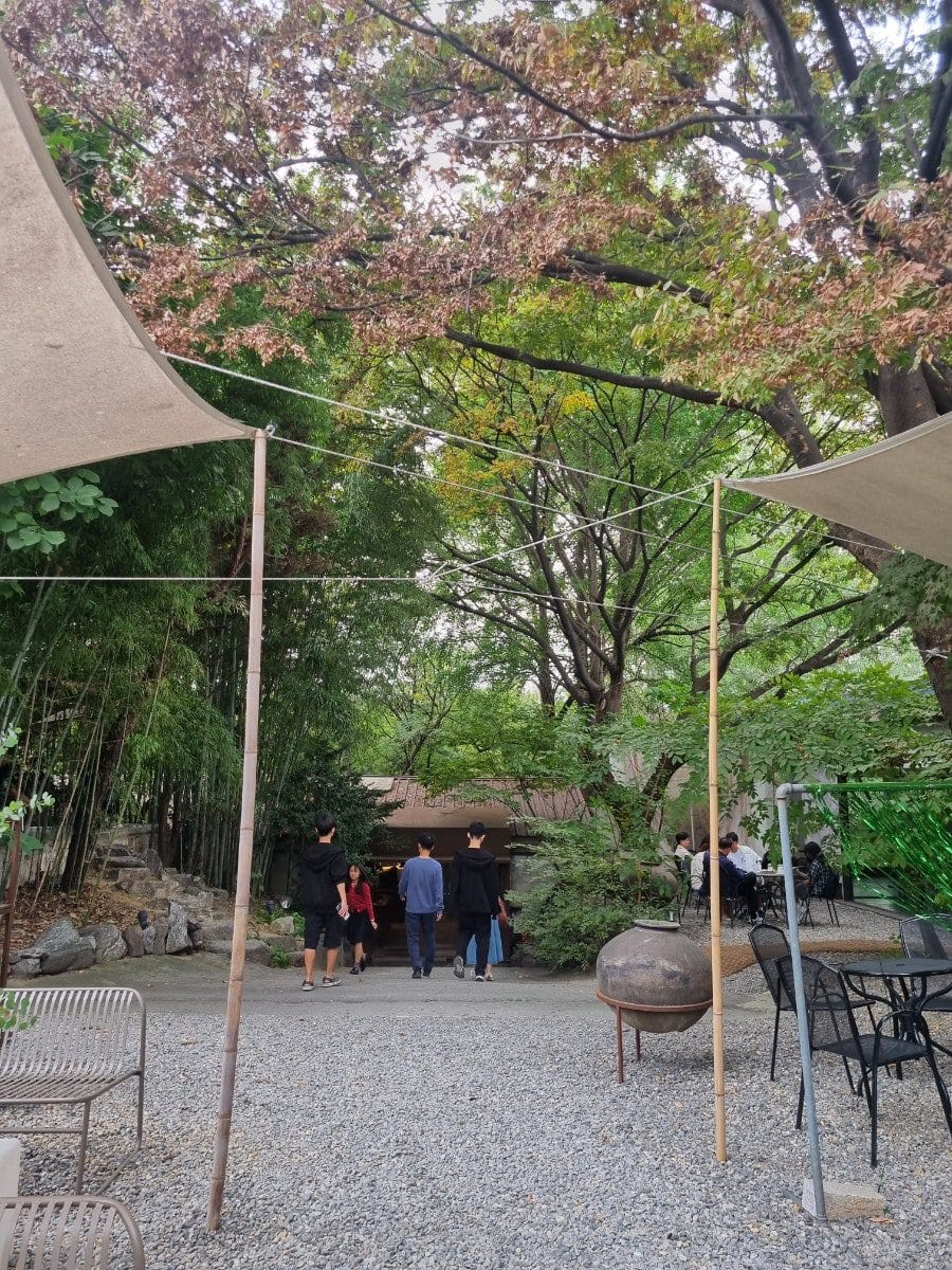 미사리 조정경기장에 들렀다가 근처 카페를 수소문 해봤다. 조정경기장 뒷편쪽에 유난히 분위기 있어보이는 카페를