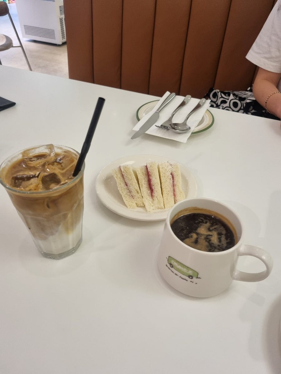 이렇게 매일 갓 구운 빵도 먹어볼 수 있다.