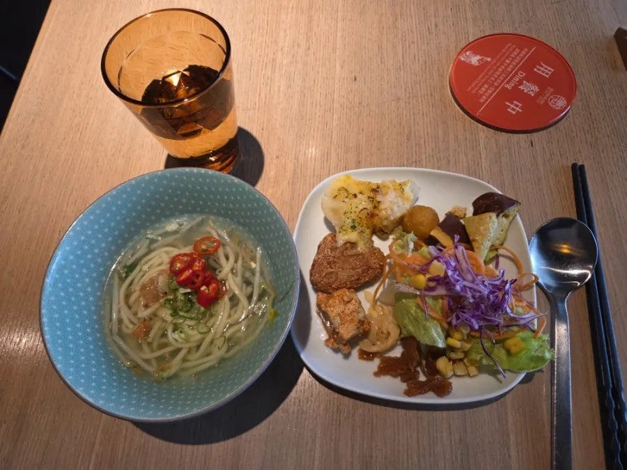다음 날 아침조식...맛은 그닥이지만 너무 더워 맛집을 찾아 떠날 수가 없었다.