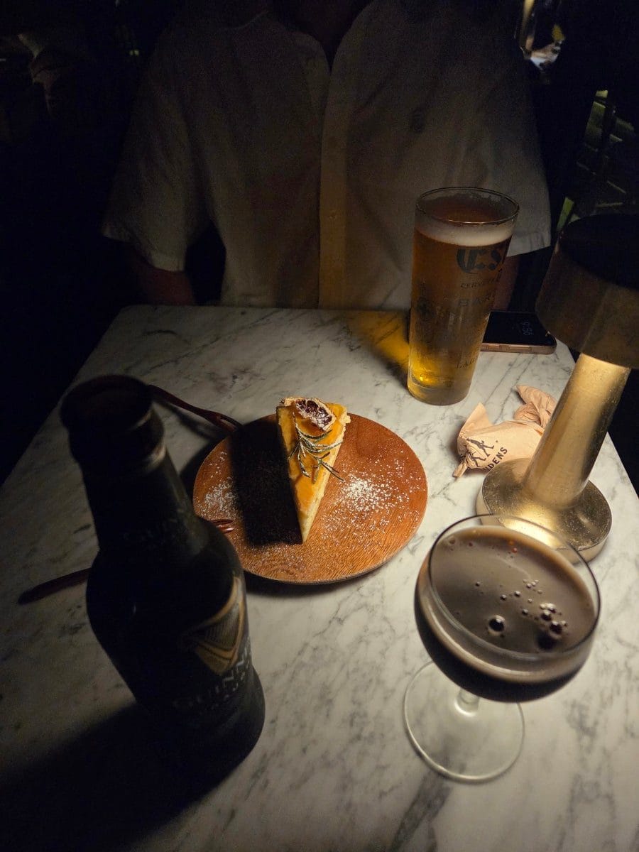 도저히 배부르고 더워서 음식을 먹을 수 없기에 치즈케익을 시켰다. 꾸덕꾸덕 맛있음.