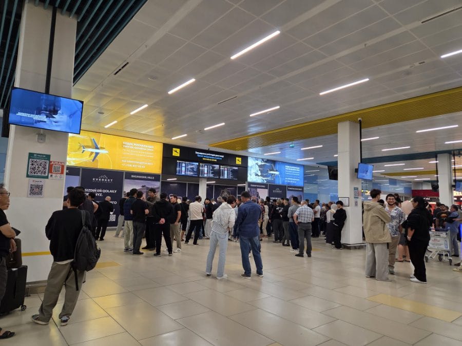 한 명만 짐을 위탁 수하물로 짐 부친 상태라 나는 먼저 나와서 달러를 탱게로 환전했다. 우선 50달러 소액