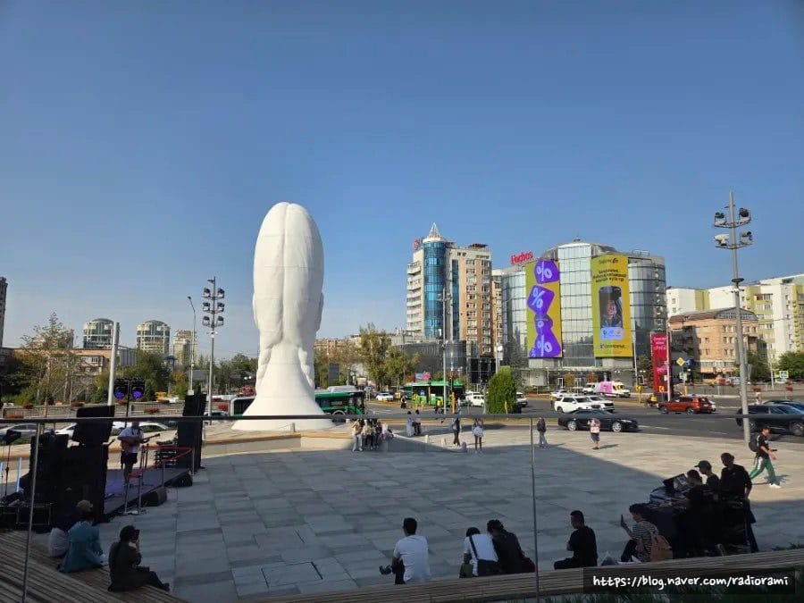 밥 먹고 택시타고 오는 길에 보니 누군가 디제잉을 하고 있었음.