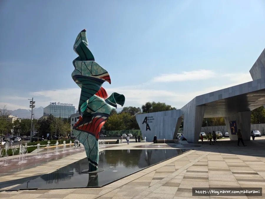 오전에 개관식을 마친 터라 북적이는 미술관ㅎㅎ